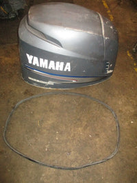 Load image into Gallery viewer, Yamaha 115hp 4 stroke outboard top cowling Broken in back
