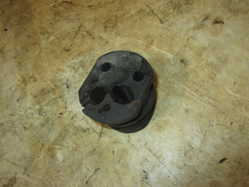 Suzuki DF140 140hp 4 stroke outboard rigging Grommet (61124-90J00)