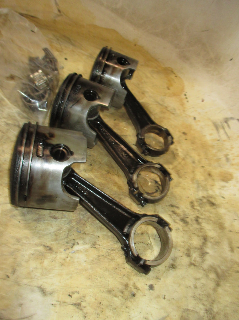 Evinrude 135hp Ficht 2 stroke outboard piston and rod set (5005151)