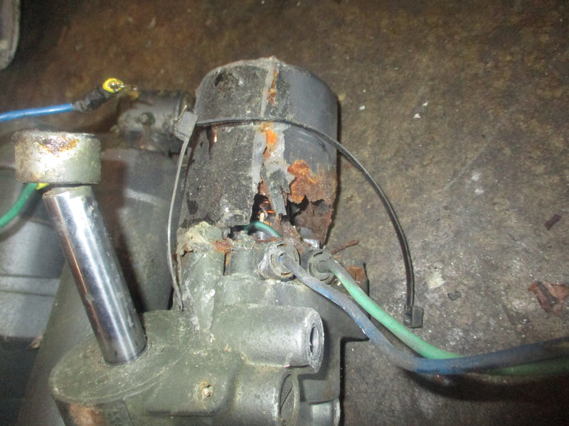 Suzuki DT90 outboard tilt trim unit