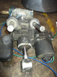 Load image into Gallery viewer, Evinrude Ficht 200hp 2 stroke outboard tilt trim unit
