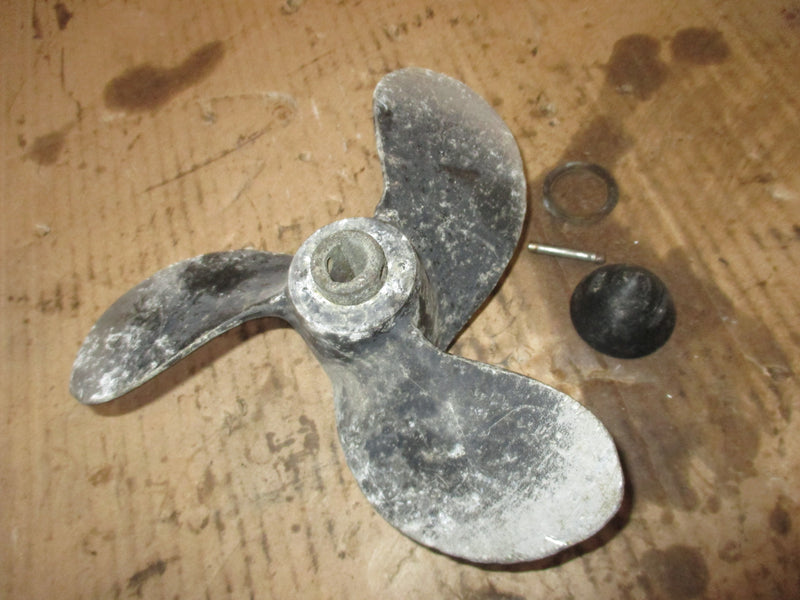 Evinrude 6hp 2 stroke outboard aluminum propellor (9.5x9-390237)