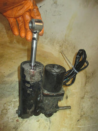 Load image into Gallery viewer, Evinrude Etec 60hp 2 Stroke Outboard Tilt Trim Unit (505441)
