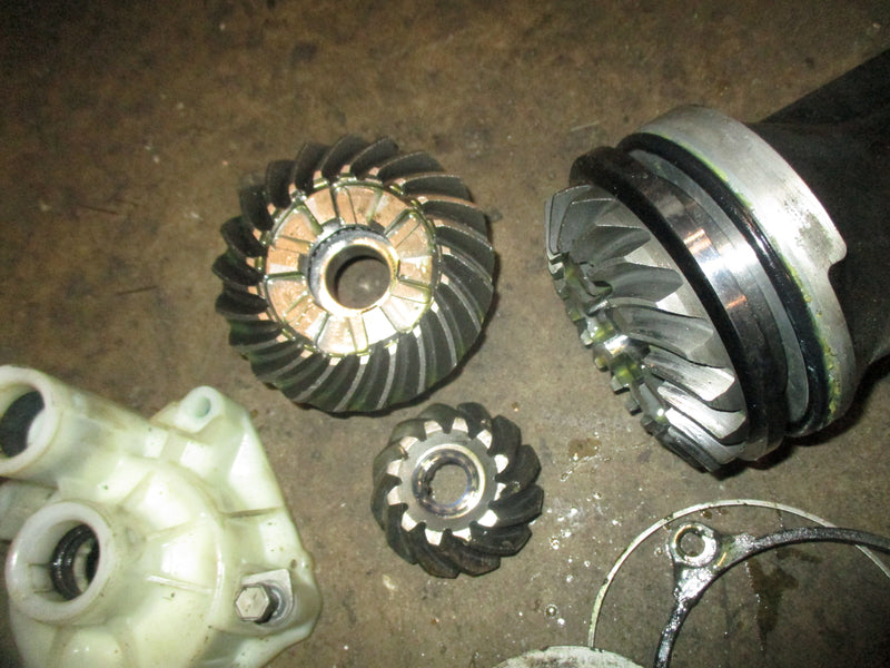Yamaha 4.2L 250hp outboard shift rod, bearing carrier, gear set SOLD AS IS