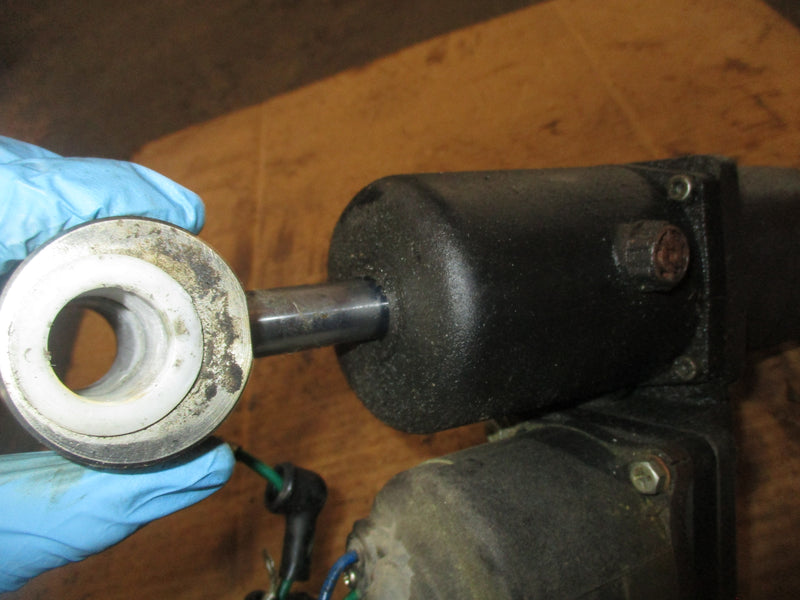 Suzuki DF115 outboard tilt trim unit