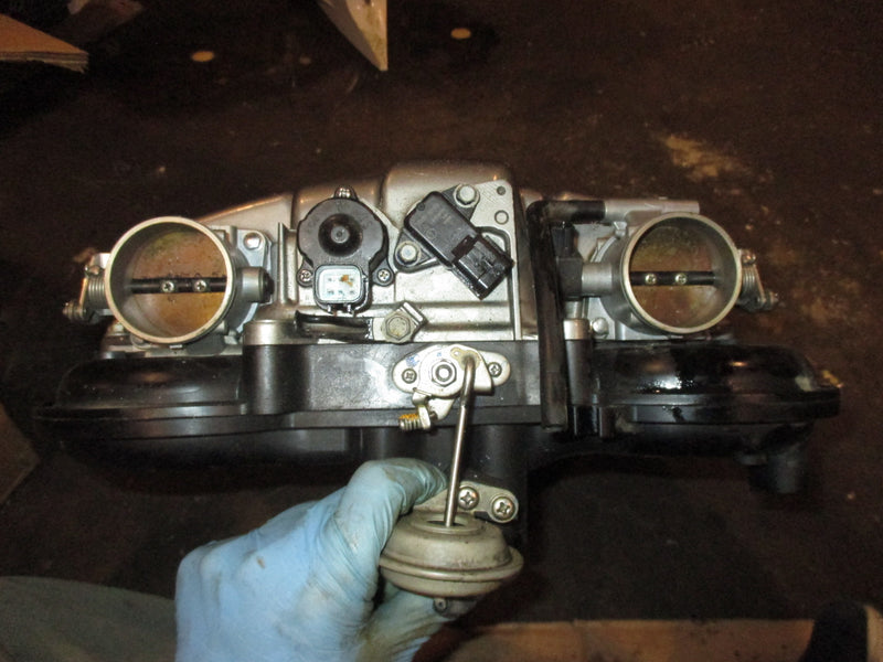 Suzuki Df250 250hp 4 stroke outboard Intake collector and cover