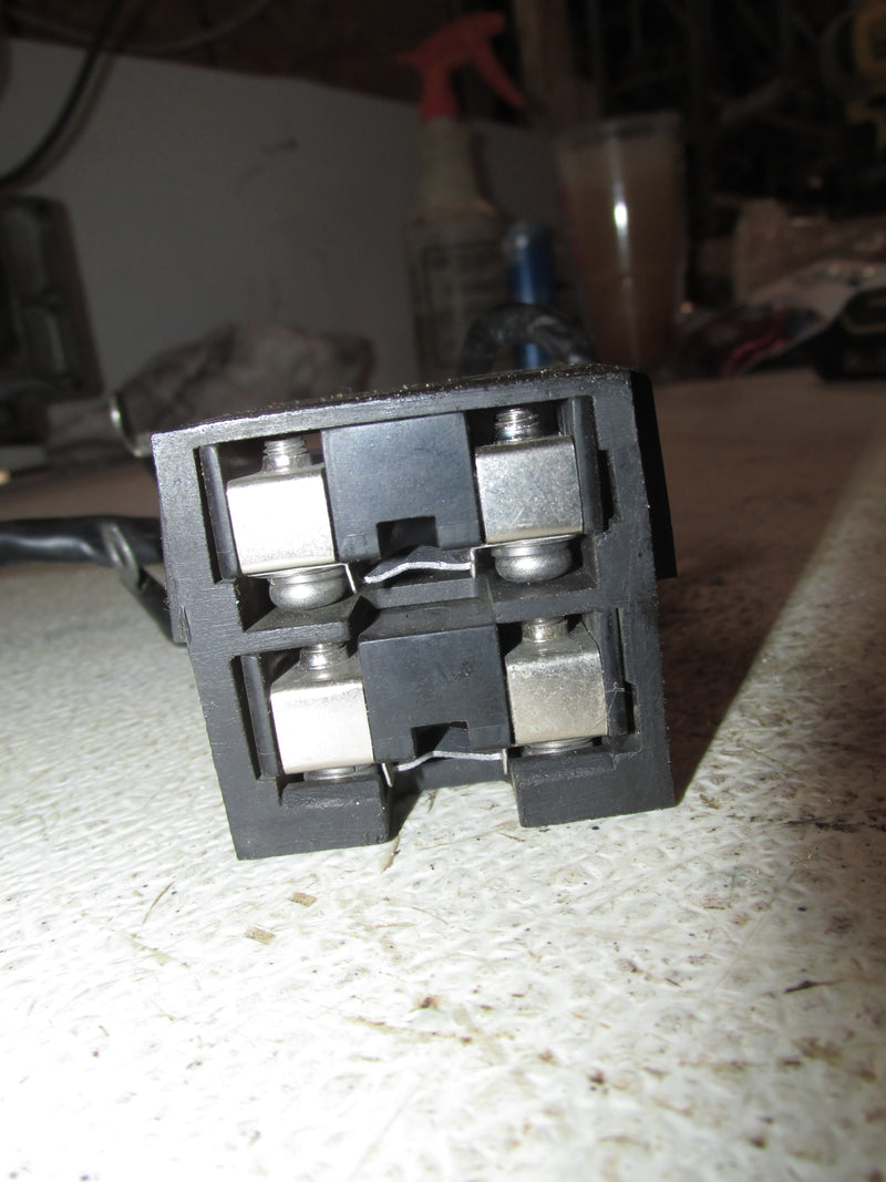 Yamaha 150hp OX66 2 Stroke Outboard Fuse Holder w/ 2 Fuses (61A-882150-00-00)