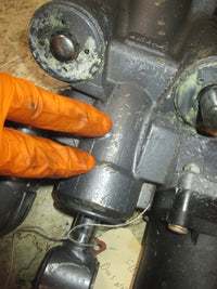 Load image into Gallery viewer, Yamaha 115hp 4 stroke outboard Tilt Trim Unit Showa (Parts)
