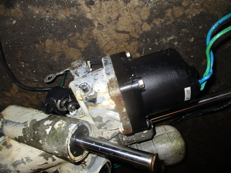 Evinrude Ficht 150hp 2 stroke outboard tilt trim unit