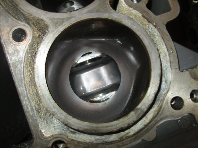 Suzuki DF90 outboard crankcase block