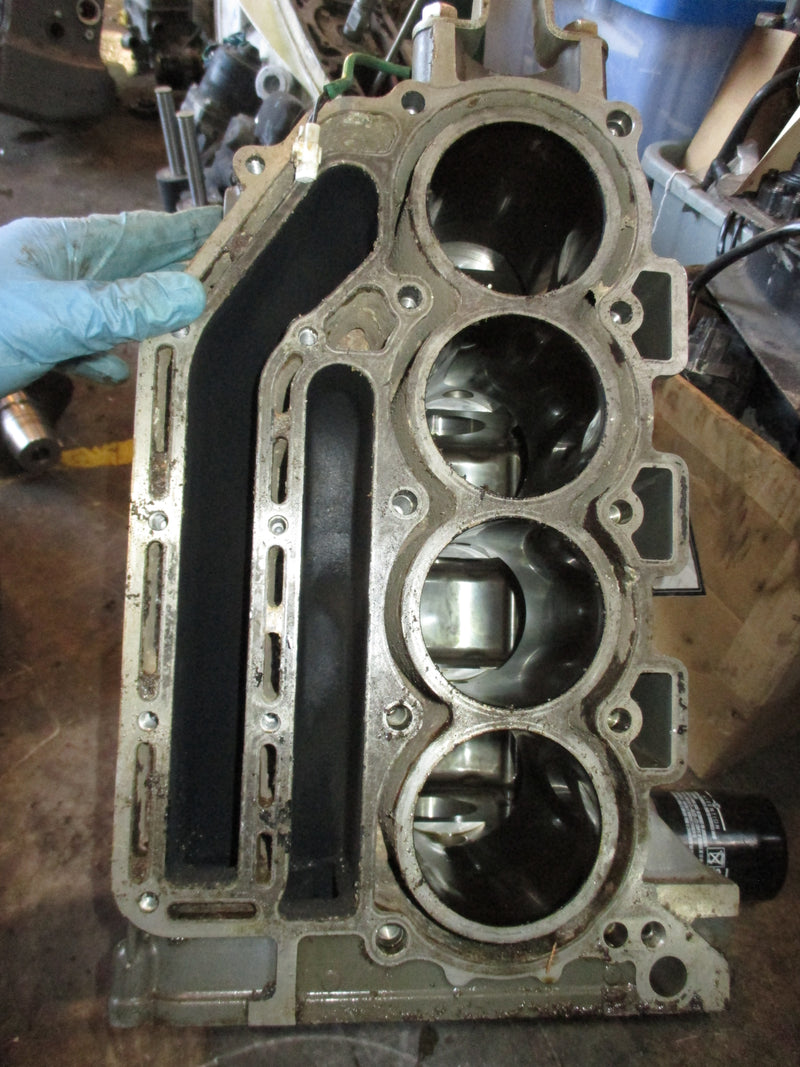 Suzuki DF90 outboard crankcase block