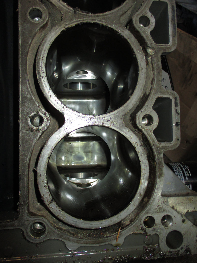 Suzuki DF90 outboard crankcase block