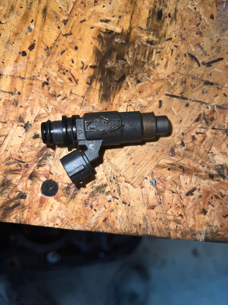 Suzuki DF70 70hp 4 stroke outboard fuel injector (15710-99E00)