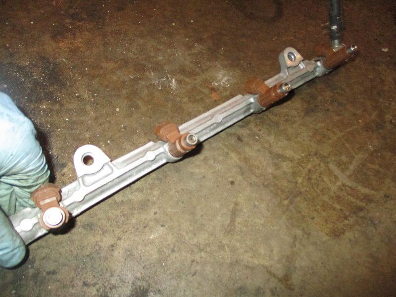 Suzuki DF175 outboard fuel rail and injector set (15751-96J00)