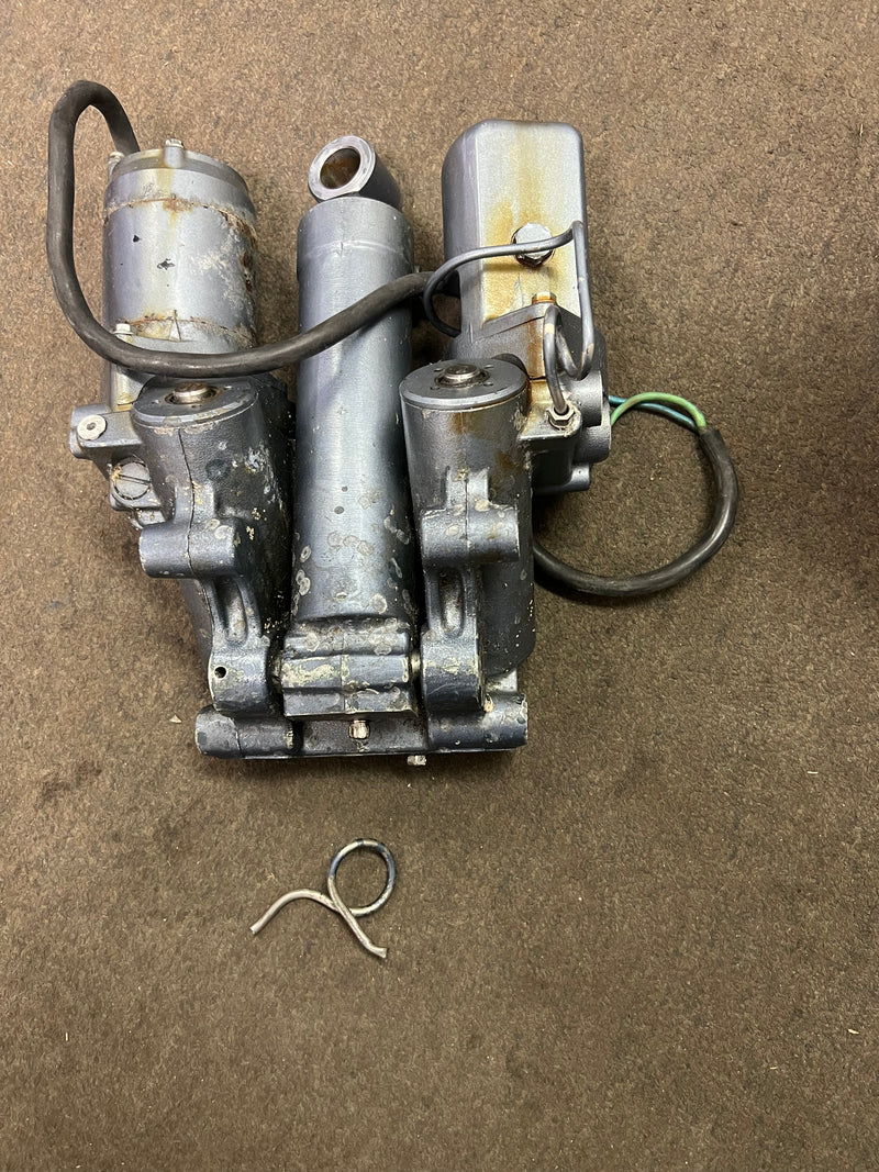 Yamaha 115hp Precision blend 2 stroke outboard tilt trim unit PARTS ONLY