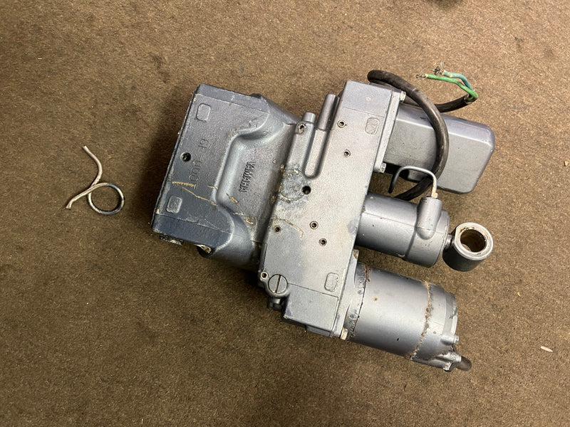 Yamaha 115hp Precision blend 2 stroke outboard tilt trim unit PARTS ONLY