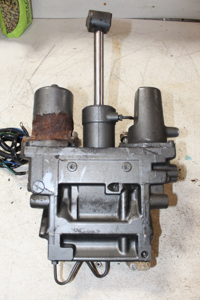 Suzuki DT200 200hp Outboard Tilt Trim Unit
