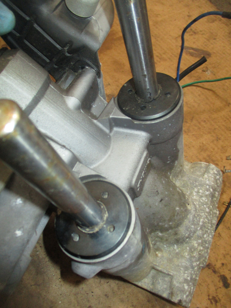 Suzuki DF140 outboard SHOWA tilt trim unit