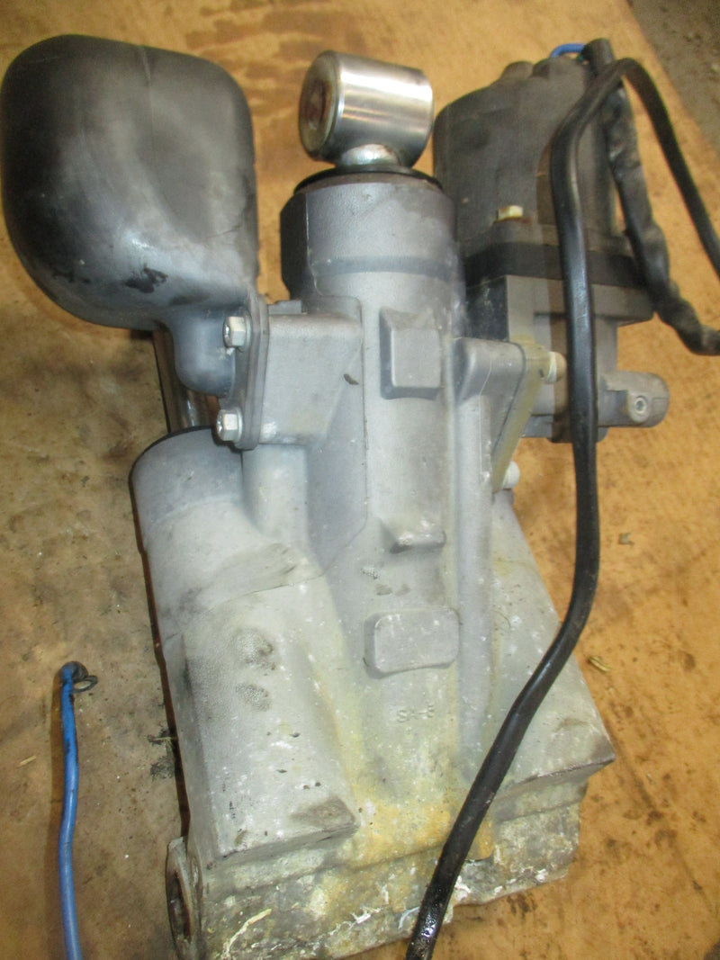 Suzuki DF140 outboard SHOWA tilt trim unit