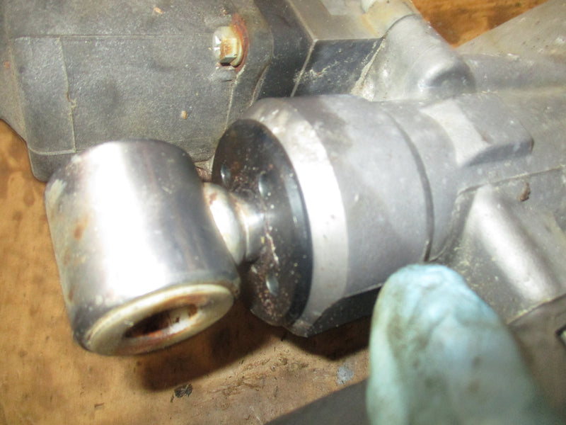 Suzuki DF140 outboard SHOWA tilt trim unit
