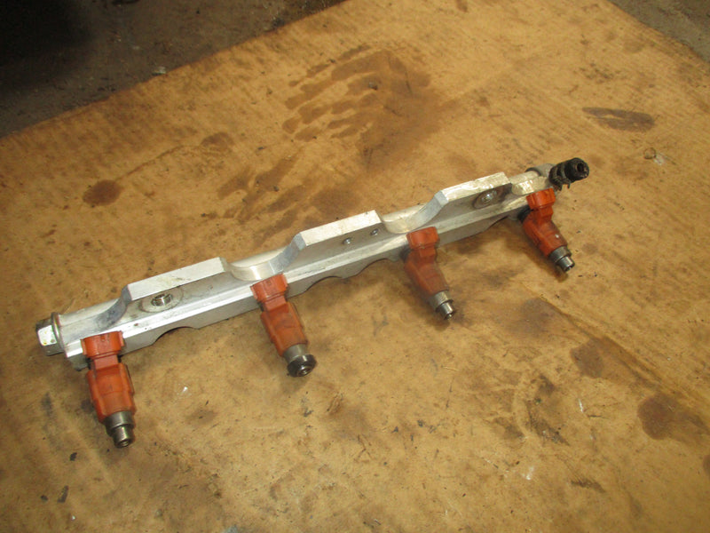 Suzuki DF140 outboard fuel rail and injector set (15710-65D00)