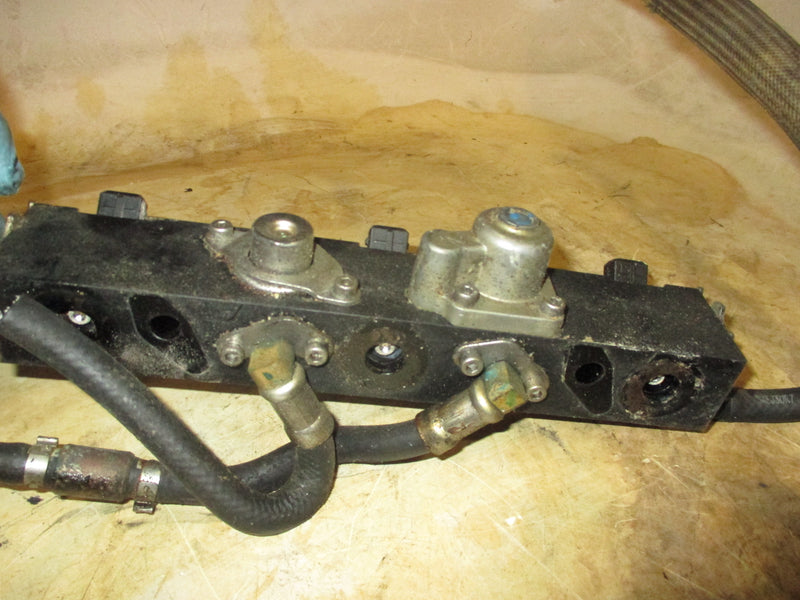 Mercury 135hp optimax outboard fuel rail and injector set (859516-9)