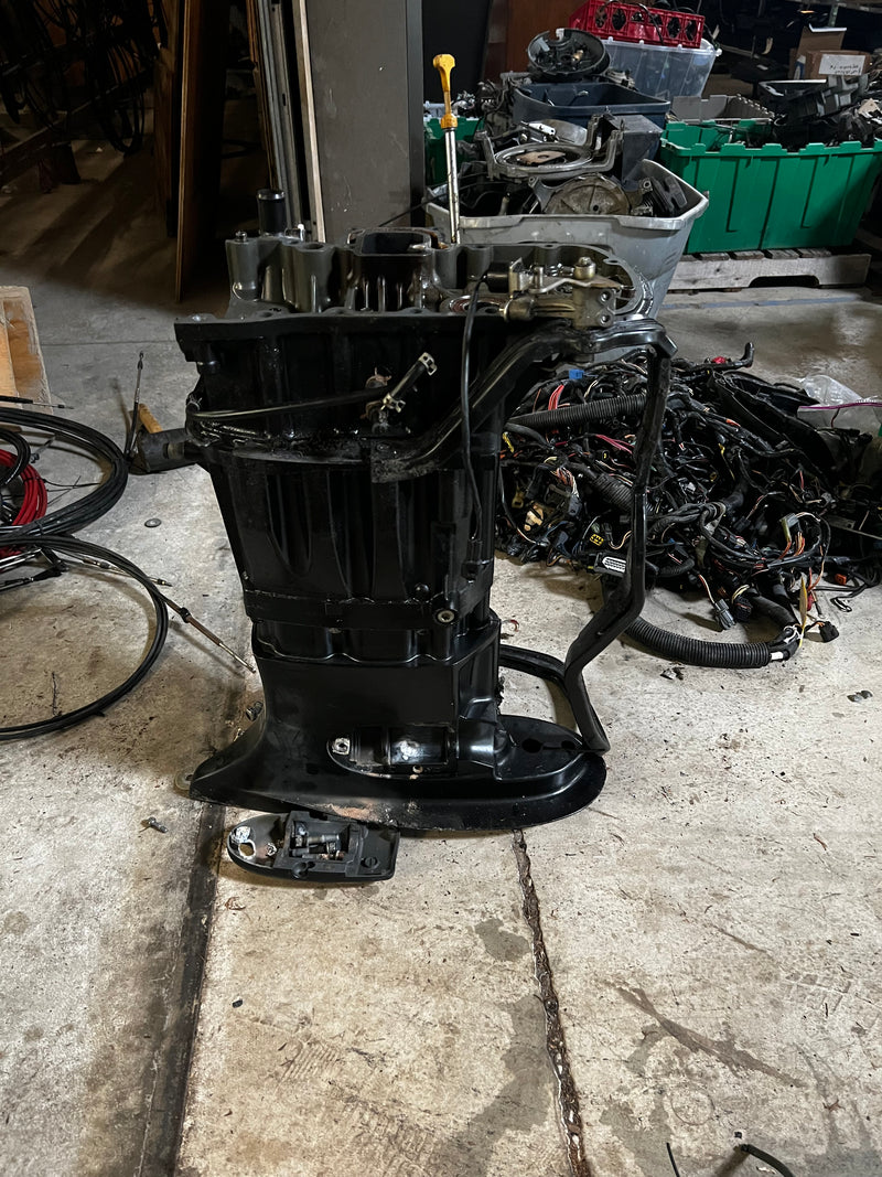 Suzuki DF140 outboard 25" mid section