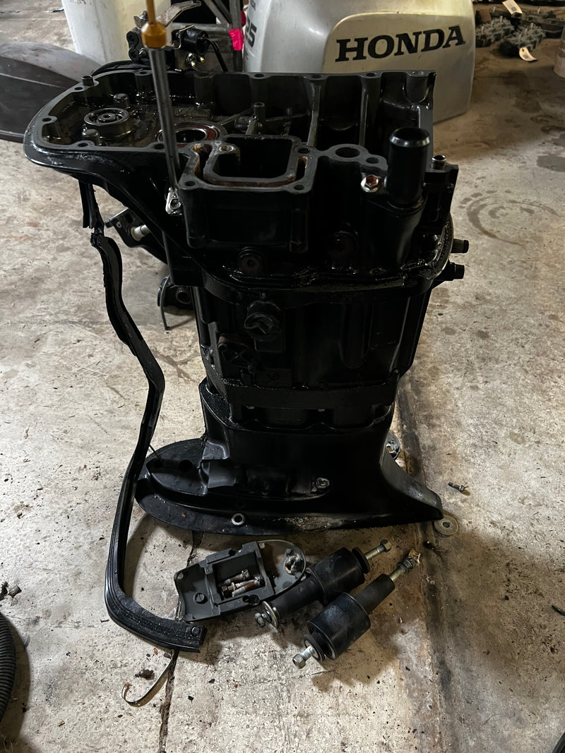 Suzuki DF140 outboard 25" mid section