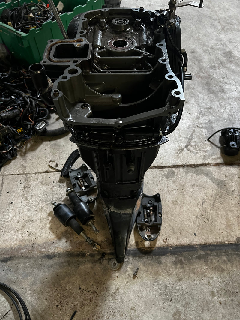 Suzuki DF140 outboard 25" mid section