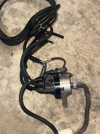 Load image into Gallery viewer, Evinrude ETEC 115hp 2 stroke outboard Oil injector and distributor
