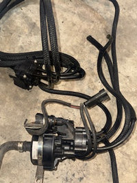 Load image into Gallery viewer, Evinrude ETEC 115hp 2 stroke outboard Oil injector and distributor
