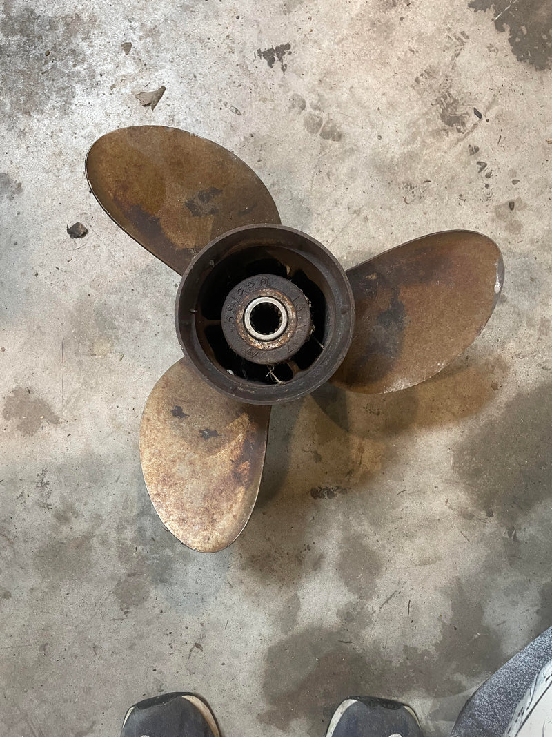 Johnson 275hp 2 stroke V8 outboard stainless steel propeller (391290) 15x17