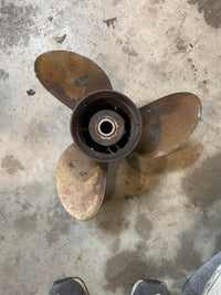 Load image into Gallery viewer, Johnson 275hp 2 stroke V8 outboard stainless steel propeller (391290) 15x17
