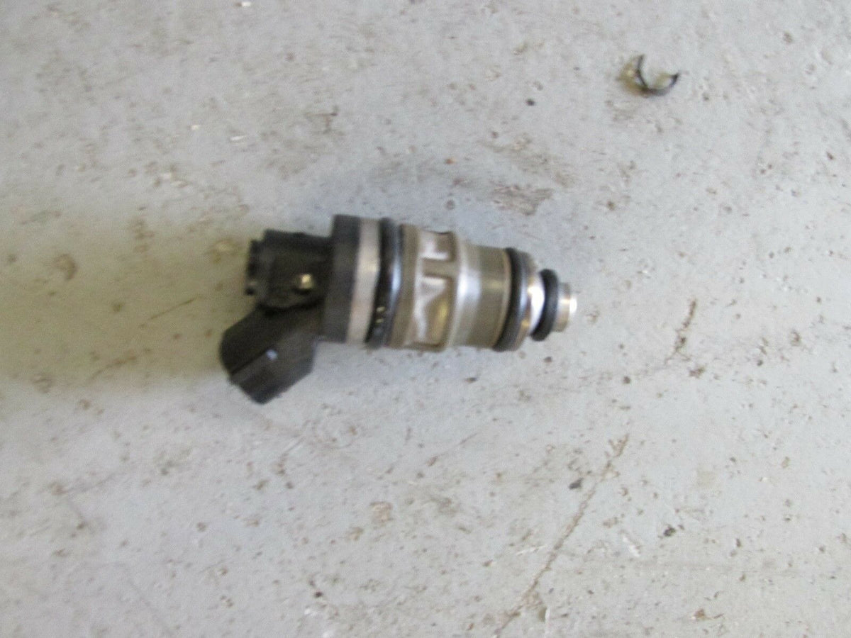 1998 Suzuki Outboard DT 200 fuel injector 15710-94900