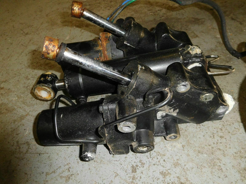 2002 Suzuki outboard DT 225hp 22501-25065 tilt and trim unit