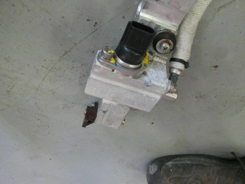 2003 Yamaha Outboard 250hp hpdi Z250TXRB fuel rails 60V-13171-00-00
