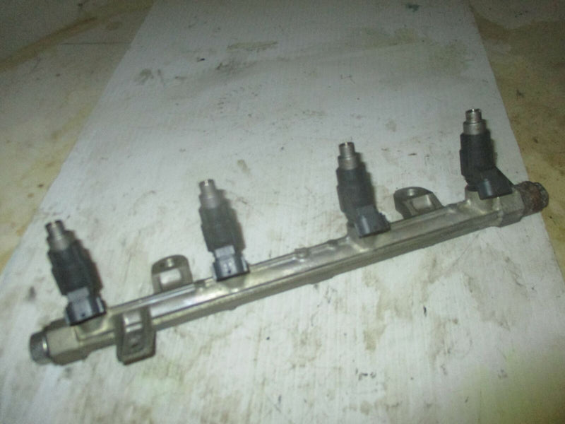Suzuki DF70 outboard fuel rail and injector set (15751-99E00)