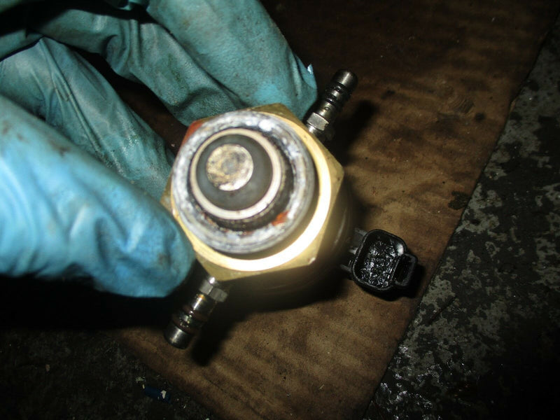 1998 Evinrude Ficht 175hp outboard fuel injector 439127