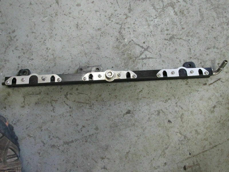 2006 Mercury 275 hp 4-stroke Verado fuel rail 895022A01