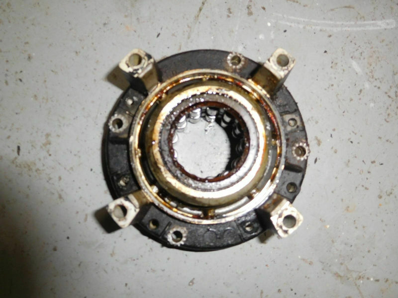 Johnson Evinrude 1988 evinrude E150TXCCA 150hp Crankshaft bearing carrier 321238