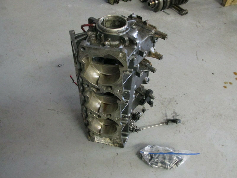 1994 Suzuki Outboard DT 150 200 20002-461063 crankcase 11300-87D54-0ED