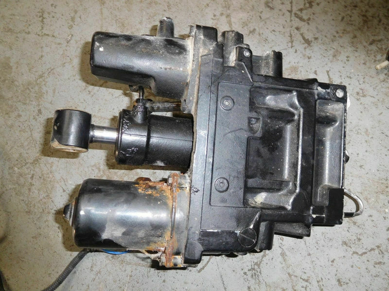 2002 Suzuki outboard DT 225hp 22501-25065 tilt and trim unit