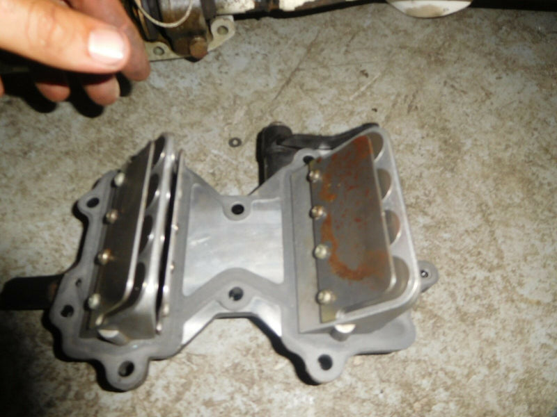 2005 Johnson 40hp 2-stroke outboard Intake manifold with reeds 327126