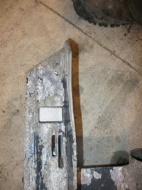 Load image into Gallery viewer, Evinrude 88hp 2 stroke outboard lower unit with 20" shaft
