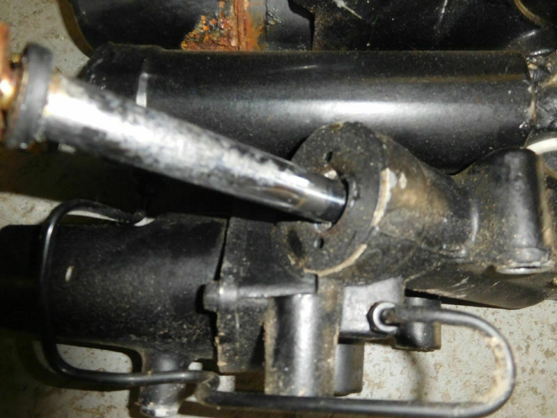 2002 Suzuki outboard DT 225hp 22501-25065 tilt and trim unit