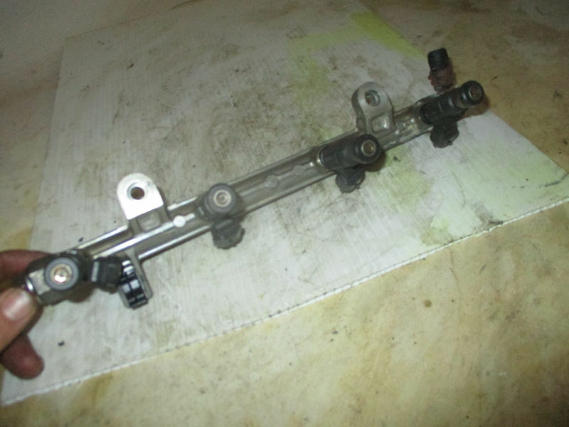 Suzuki DF70 70hp outboard fuel rail and injector set (15751-99E00)