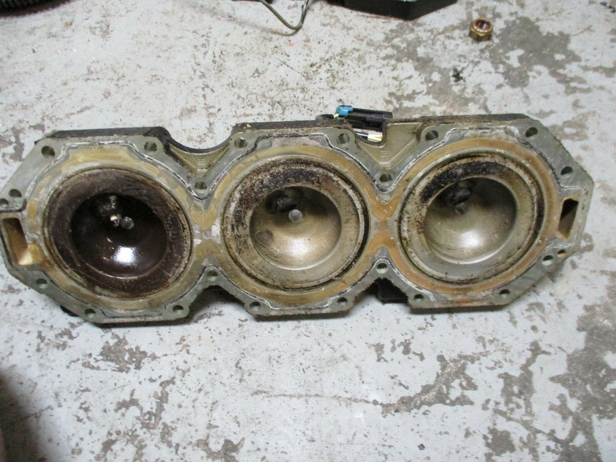 2006 Mercury 200XL OPT optimax Starboard cylinder head 900-858485-c2