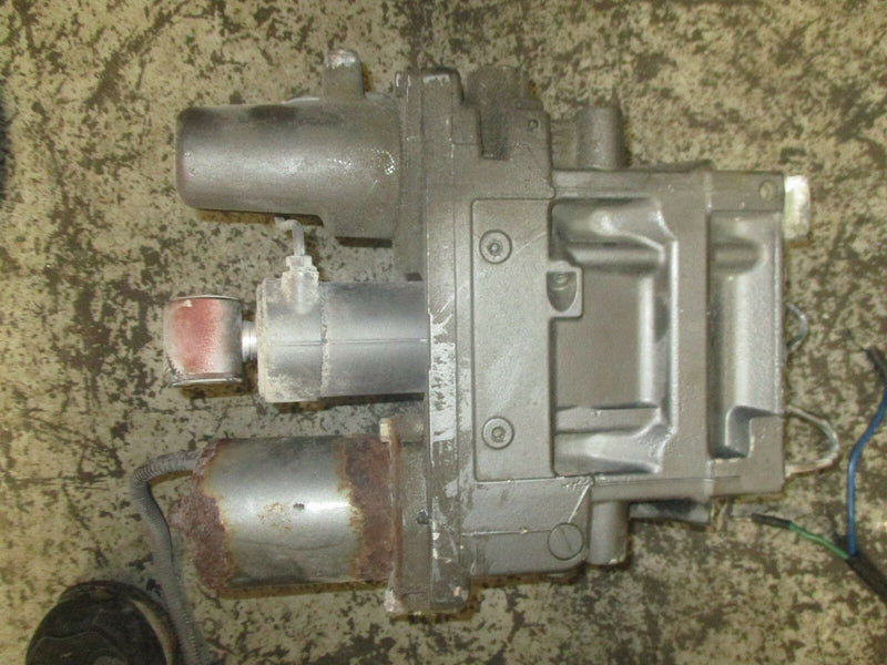 1996 Suzuki outboard DT 225hp 2-stroke power tilt and trim unit