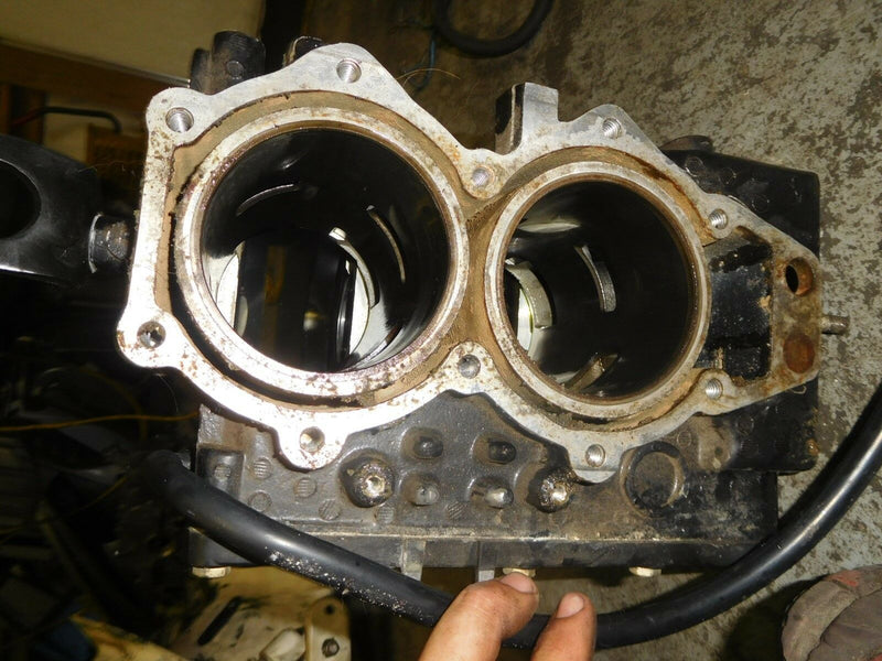 2005 Johnson 40hp 2-stroke outboard crankcase block