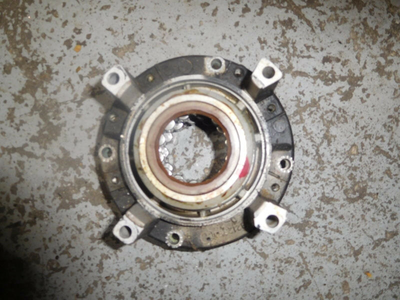 1989 johnson 150hp outboard crankshaft bearing carrier 321238